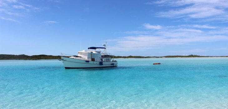 bateau pr&egrave;s des c&ocirc;tes